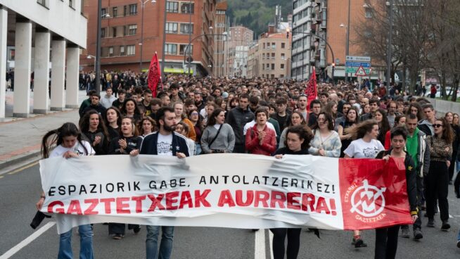 Cientos de manifestantes protestan por el desalojo de un centro juvenil okupado en Bilbao