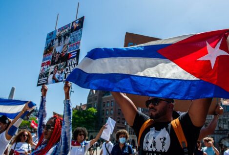 El Colegio de Médicos cita a los facultativos cubanos para que puedan ejercer en España