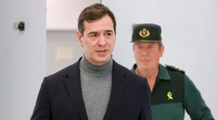 El hermano de Sánchez asegura que buscó piso antes de ser contratado «para ver precios»