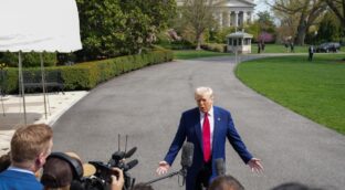 Trump pausa 90 días los aranceles a la UE, pero castiga a China con una subida del 125%