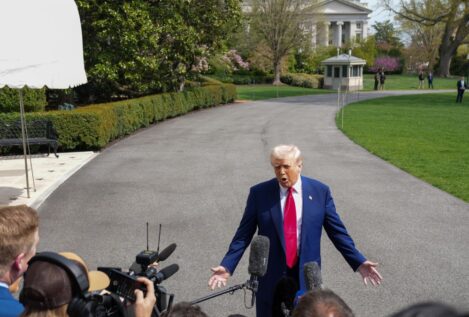 Trump pausa 90 días los aranceles a la UE, pero castiga a China con una subida del 125%