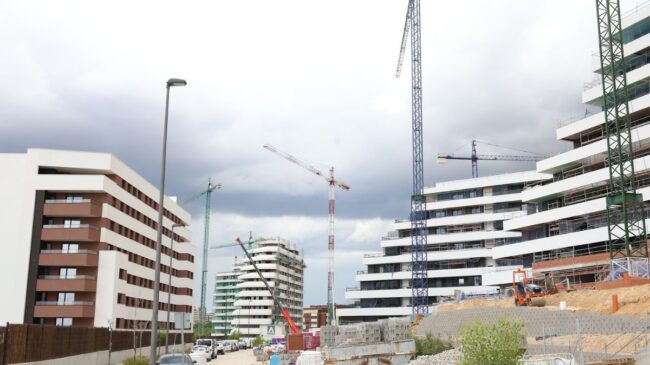 Las hipotecas suben un 4,3% en febrero y el interés baja del 3% por primera vez en dos años