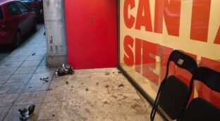 Un encapuchado lanza explosivos caseros dentro de la sede del PSOE Cantabria