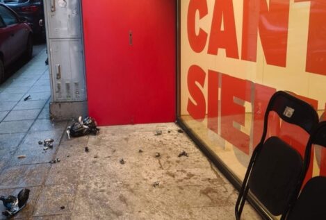 Un encapuchado lanza explosivos caseros dentro de la sede del PSOE Cantabria