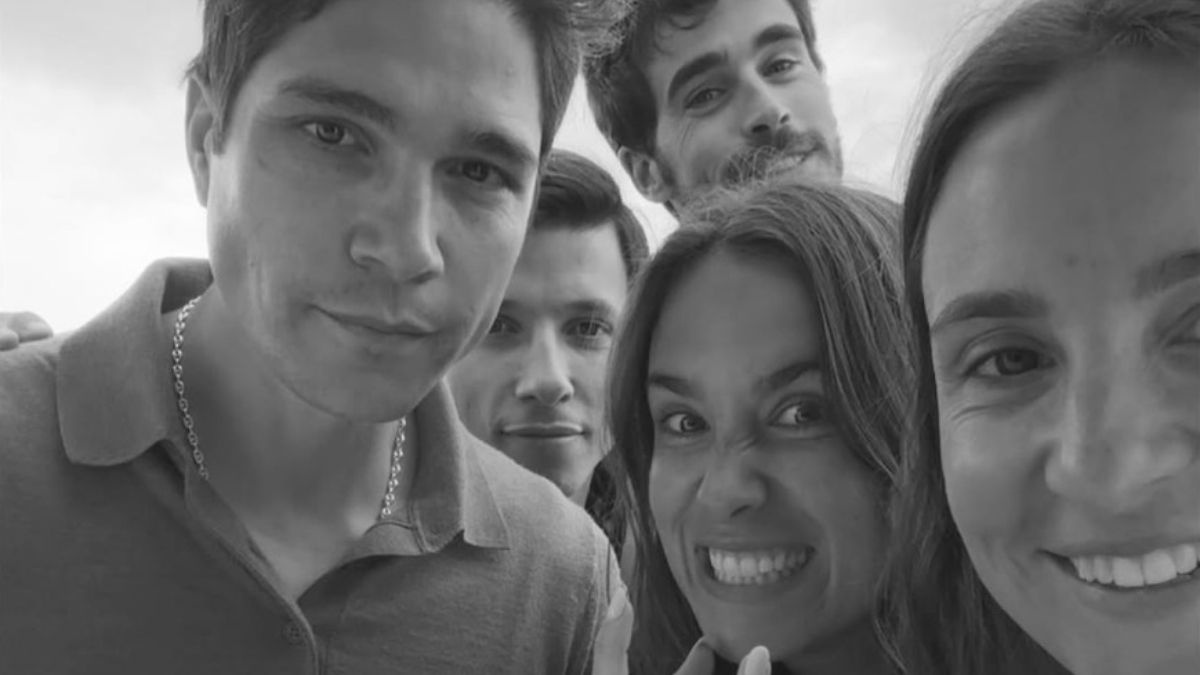 Velas, ‘kit camper’ y siempre conectadas: así han vivido las hermanas Pombo el gran apagón