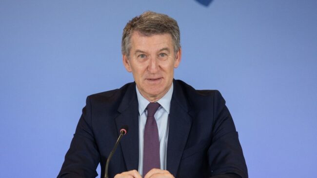 Feijóo tiende la mano al Gobierno ante la guerra comercial, pero con un plan «real» y estructural