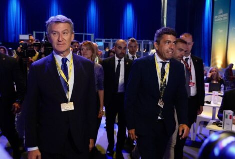 Mazón se saluda en un abrazo con Feijóo a su llegada al congreso del PP Europeo
