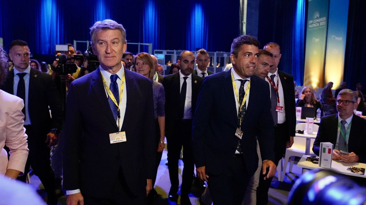 Mazón se saluda en un abrazo con Feijóo a su llegada al congreso del PP Europeo