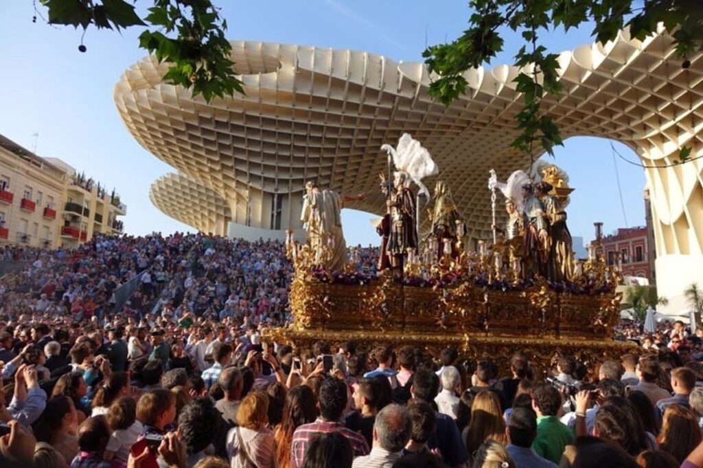 Una de las procesiones de Sevilla: (EP)