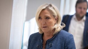 Le Pen acusa al sistema judicial de «lanzar una bomba nuclear» tras inhabilitarla cinco años
