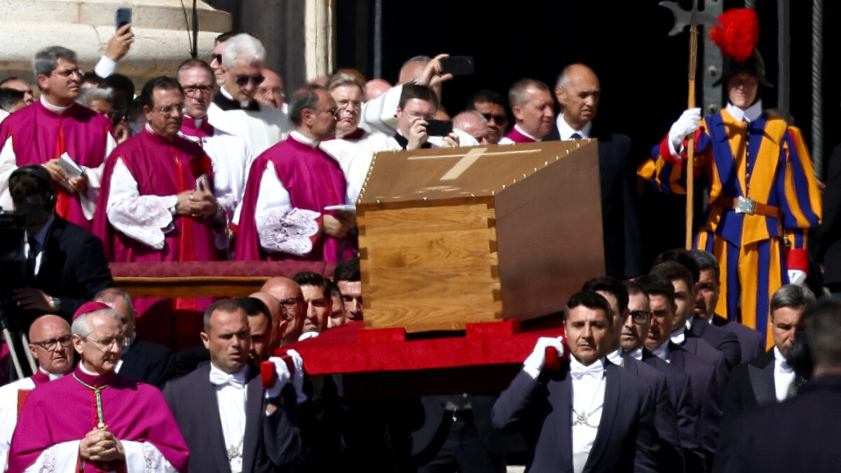 Multitudinaria despedida a Francisco en la plaza de San Pedro entre líderes mundiales