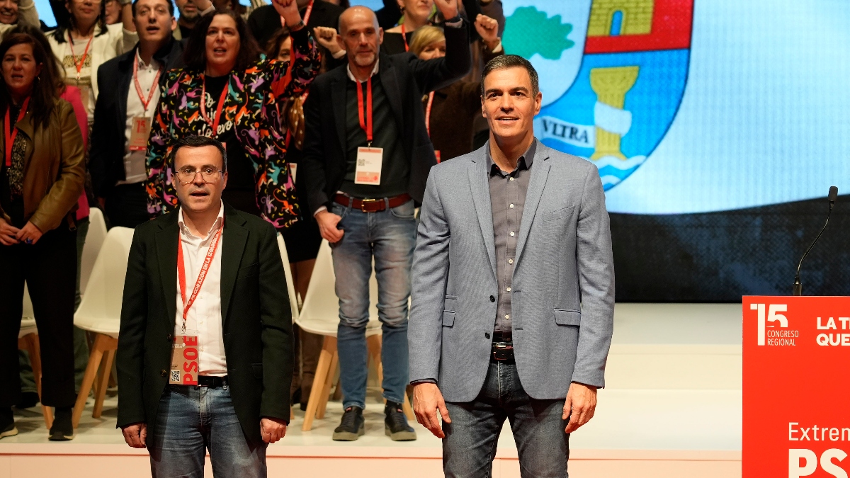 La juez apunta al líder del PSOE extremeño por la creación de la plaza de David Sánchez
