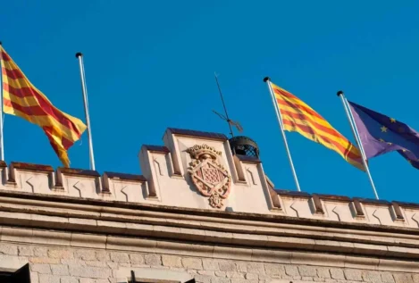 La Justicia obliga al Ayuntamiento de Gerona a reponer la foto del Rey y la bandera de España