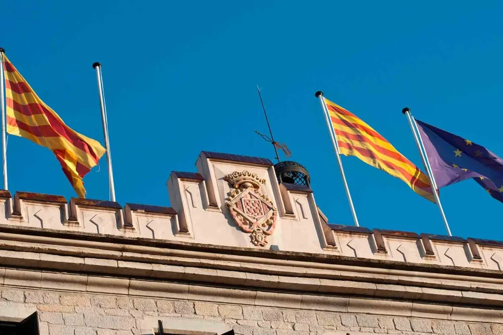 La Justicia obliga al Ayuntamiento de Gerona a reponer la foto del Rey y la bandera de España