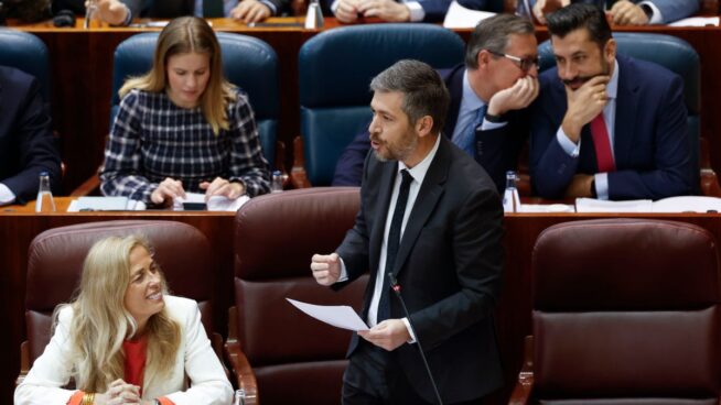 El Gobierno de Ayuso acusa a Óscar López de encubrir «juergas» de Ábalos con prostitutas