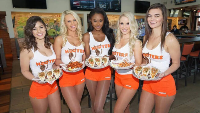 Adiós a las noches de alitas y camareras sexis: los restaurantes Hooters van a la quiebra