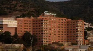 La presión hospitalaria fuerza al sistema público a subir el 6% las alianzas con la sanidad privada