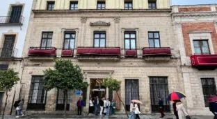 El exdueño de un hotel, con fecha de desahucio por okupación, sigue vendiendo reservas