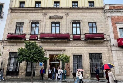 El drama de Marisa: compra un hotel a Hacienda, pero el exdueño lo sigue explotando