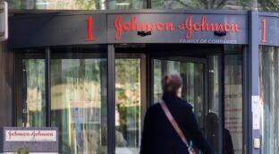 Pfizer pierde terreno: J&J, Roche y Merck se imponen como las farmas con más ingresos