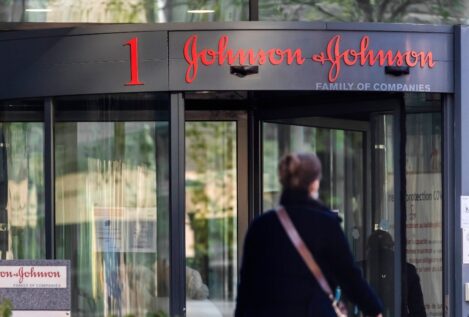 Pfizer pierde terreno: J&J, Roche y Merck se imponen como las farmas con más ingresos
