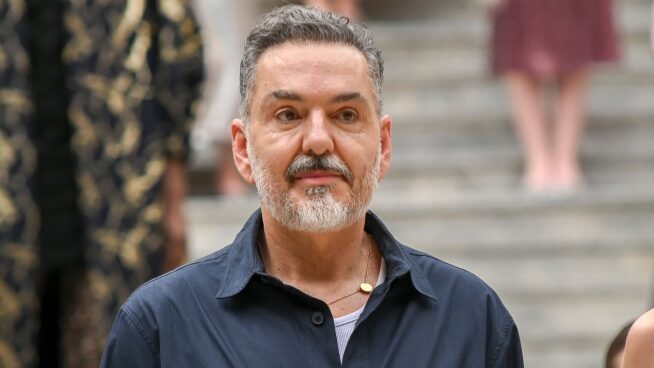 La historia del diseñador Juan Duyos: sus mentores, premios y el novio que fue su apoyo