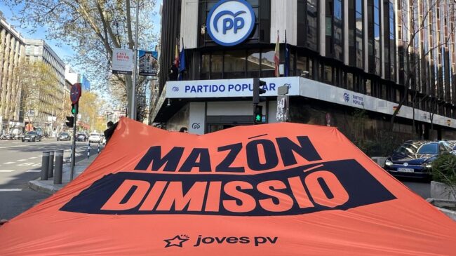 Las juventudes de Compromís despliegan una pancarta en Génova: «Mazón dimisión»