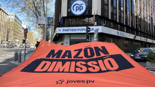 Las juventudes de Compromís despliegan una pancarta en Génova: «Mazón dimisión»