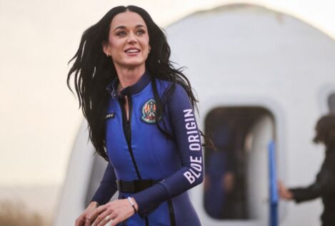 Cómo fueron los 10 minutos de Katy Perry en el espacio: flores, música y un beso a la Tierra