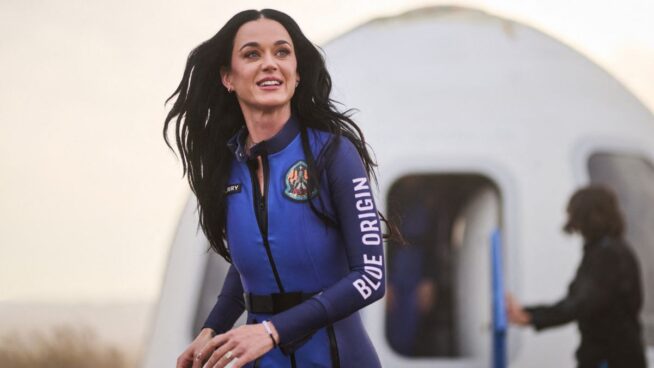 Cómo fueron los 10 minutos de Katy Perry en el espacio: flores, música y un beso a la Tierra
