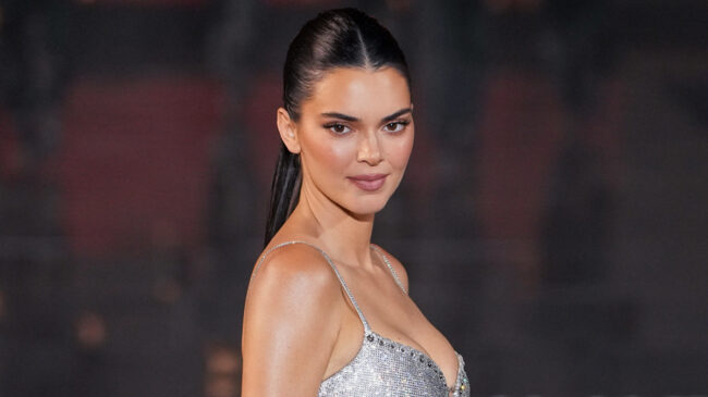 La coleta 'slick': el peinado con efecto 'lifting' que demuestra que el pelo sucio está de moda