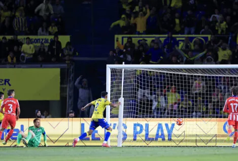 Un gol de Las Palmas en el descuento deja al Atlético de Madrid fuera de la pelea por la liga