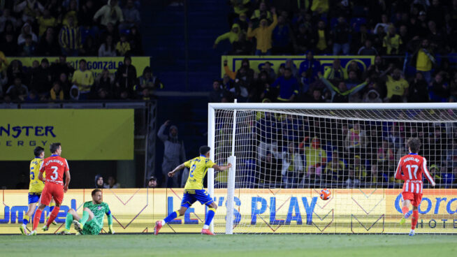 Un gol de Las Palmas en el descuento deja al Atlético de Madrid fuera de la pelea por la liga