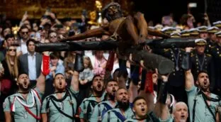 La Legión llena las calles de Málaga para acompañar al Cristo de la Buena Muerte