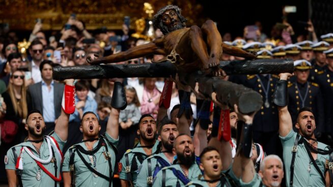 La Legión llena las calles de Málaga para acompañar al Cristo de la Buena Muerte