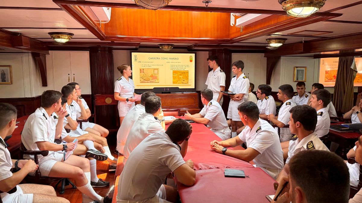 Leonor expone un trabajo sobre Blas de Lezo durante su formación en Elcano