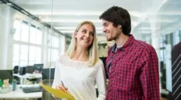Ni Tinder ni Bumble: en el trabajo también se liga casi aún más (aunque no siempre compense)