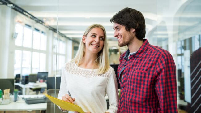 Ni Tinder ni Bumble: en el trabajo también se liga casi aún más (aunque no siempre compense)