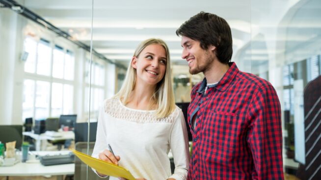 Ni Tinder ni Bumble: en el trabajo también se liga casi aún más (aunque no siempre compense)