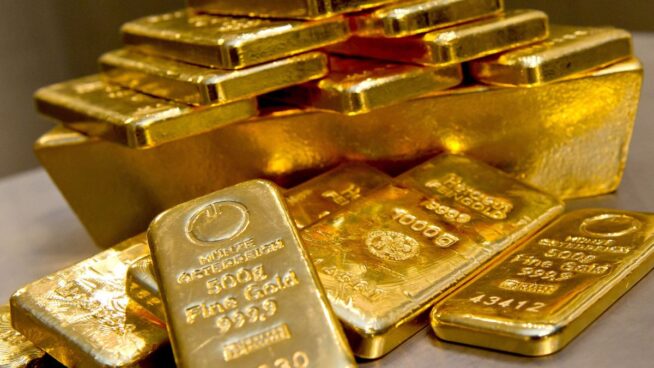El oro viaja en avión (y rápido): por qué con su subida de precio hay más volando que en tierra