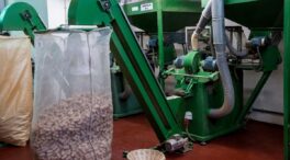 La producción industrial bajó un 2,4% en febrero y suma dos meses en negativo