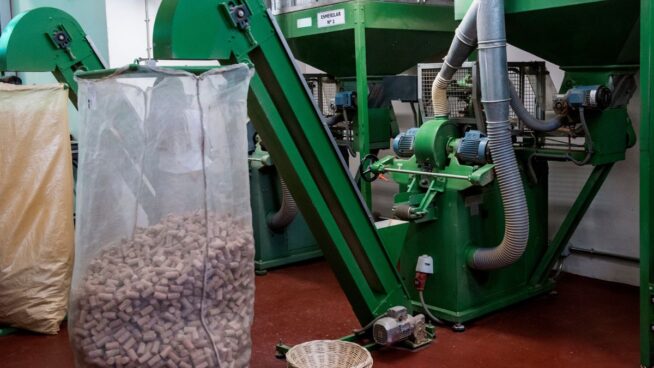 La producción industrial bajó un 2,4% en febrero y suma dos meses en negativo