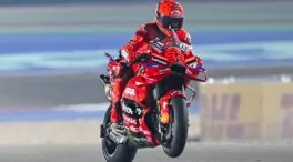 Marc Márquez se rehace de su caída en Austin y vuelve a ganar la carrera al sprint en Qatar