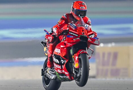 Marc Márquez se rehace de su caída en Austin y vuelve a ganar la carrera al sprint en Qatar