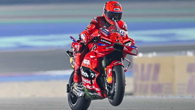 Marc Márquez se rehace de su caída en Austin y vuelve a ganar la carrera al sprint en Qatar