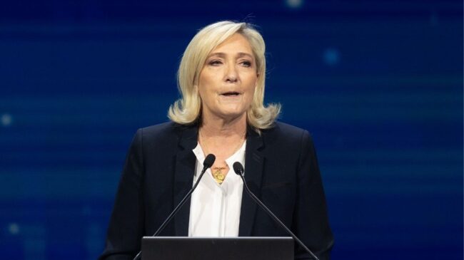 Trump califica el caso contra Le Pen de «caza de brujas» y pide su «liberación»
