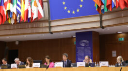 Mazón reclama más ayuda europea mientras Compromís lo ataca con dureza en Bruselas