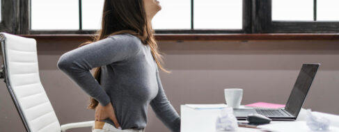 Los mejores ejercicios de estiramiento para quienes pasan mucho tiempo sentados