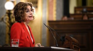Montero cerró 600 camas de hospital y ocultó a medio millón de andaluces en la lista de espera