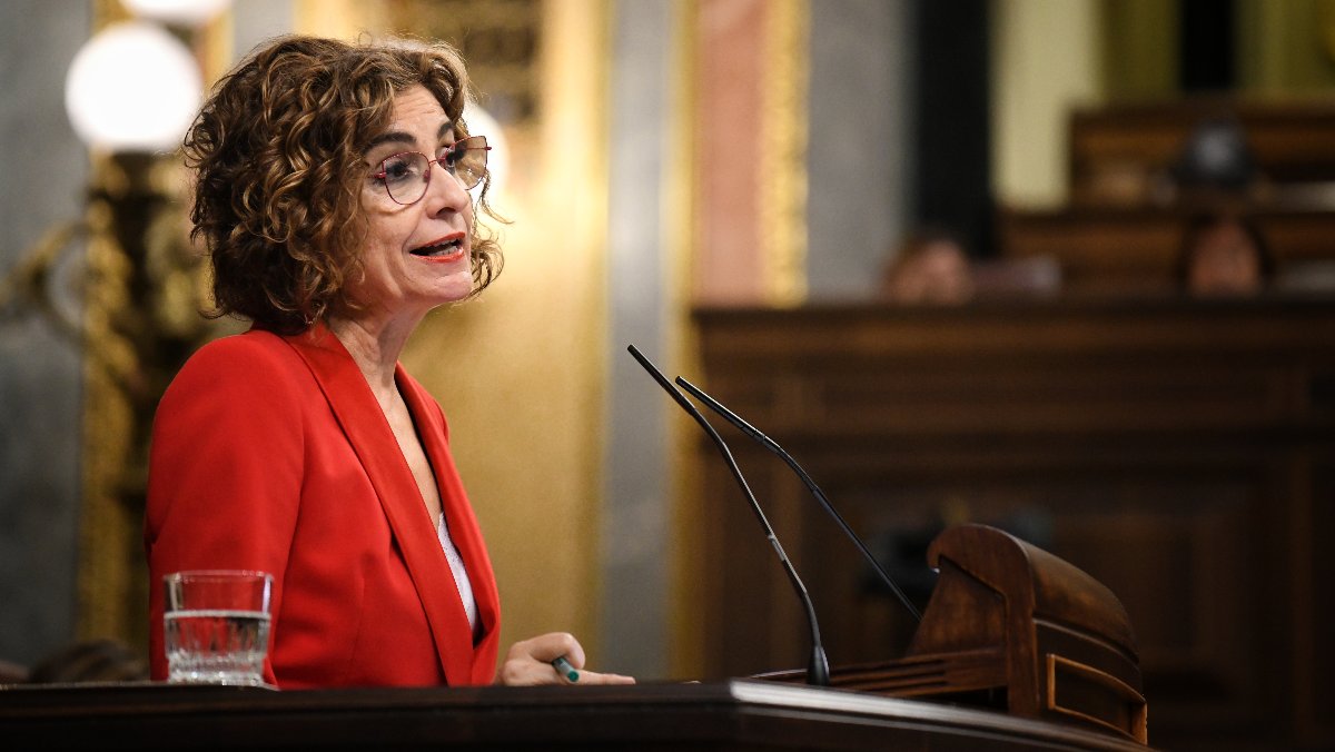 Montero cerró 600 camas de hospital y ocultó a medio millón de andaluces en la lista de espera